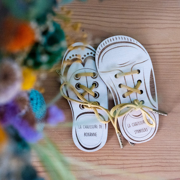 2 Chaussures à lacer en bois pour enfant