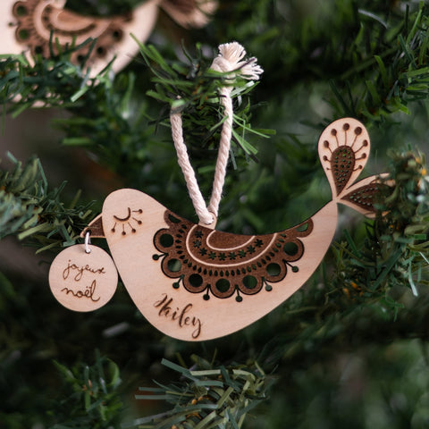 Boule de Noël "oiseau folk" en bois personnalisée