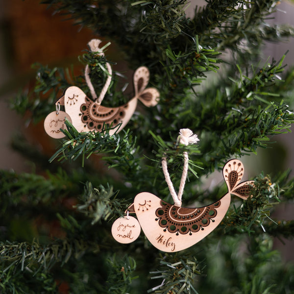 Boule de Noël "oiseau folk" en bois personnalisée
