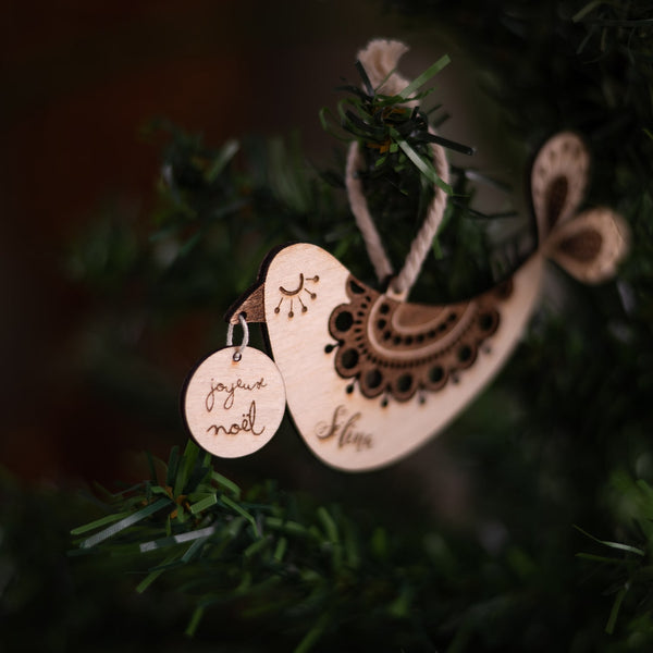 Boule de Noël "oiseau folk" en bois personnalisée