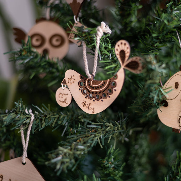 Boule de Noël "oiseau folk" en bois personnalisée